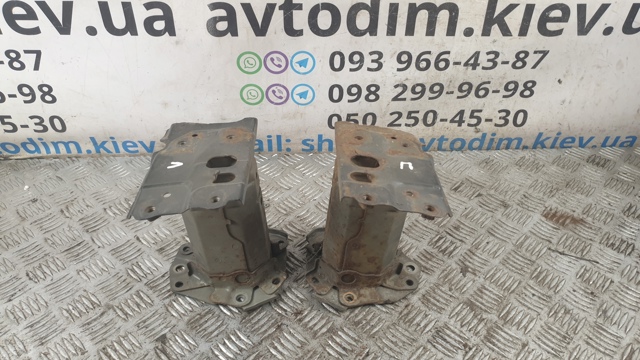 Кронштейн усилителя переднего бампера 5701305030 TOYOTA