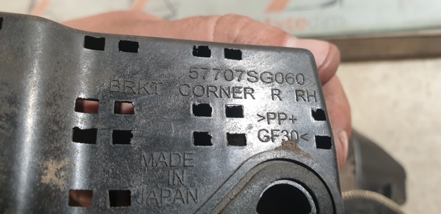 Правый кронштейн заднего бампера 57707SG060 SUBARU