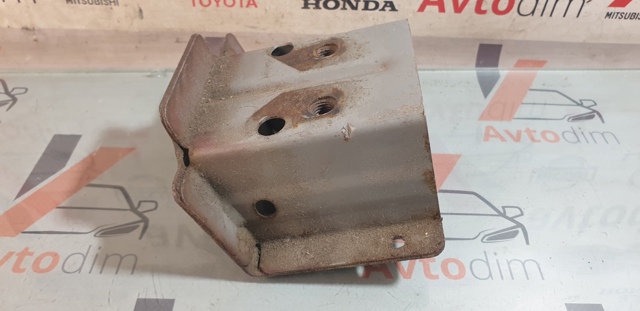 Кронштейн усилителя переднего бампера 622108H700 NISSAN