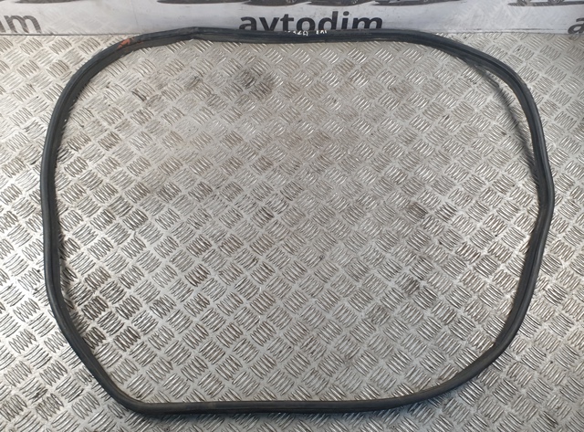 Уплотнитель крышки багажника 6446153020 TOYOTA