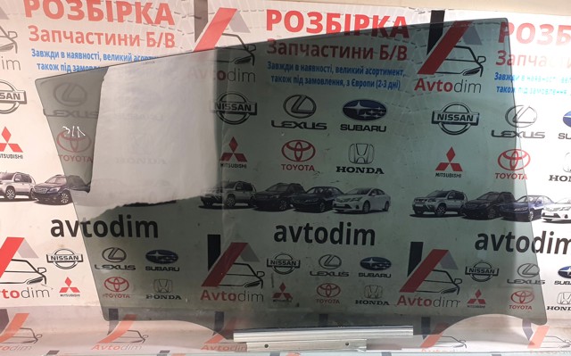 Стекло задней двери, левой 6811442150 TOYOTA