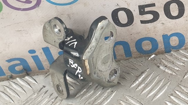 Петля задней двери, левой 687600H010 TOYOTA