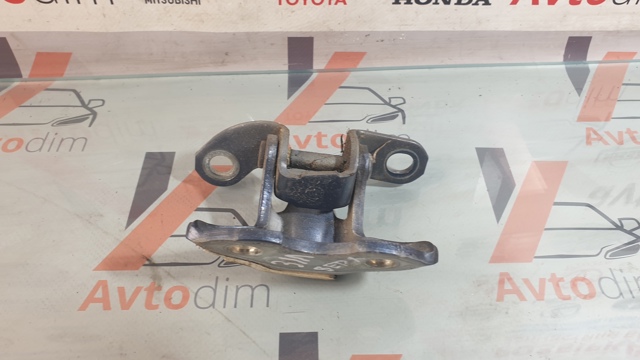 Петля задней левой двери 6876020122 TOYOTA