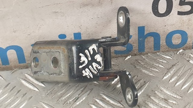 Петля задней двери, правой 687700H010 TOYOTA