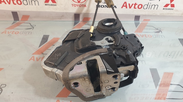 Замок задней левой двери 6906012410 TOYOTA