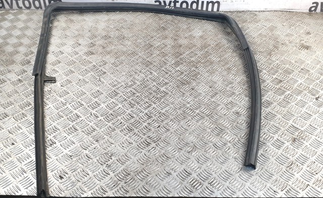 Направляющая стекла рамки двери, переднего левая 80331EB300 NISSAN