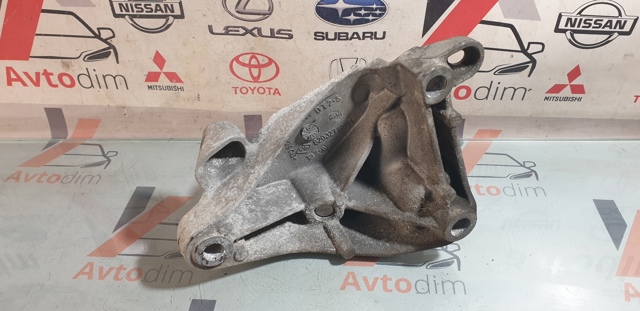 Кронштейн подушки (опоры) двигателя, левой 8200277203 NISSAN