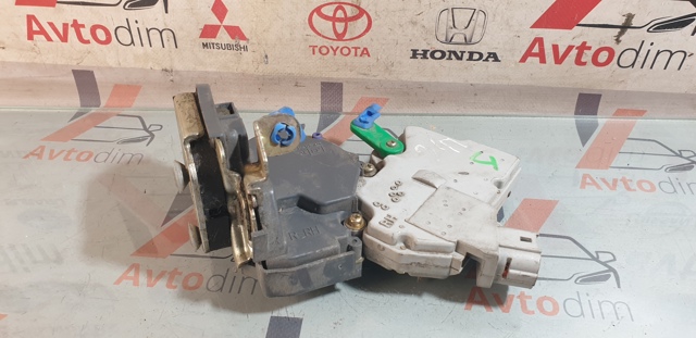 Замок задней правой двери  825023Y500 NISSAN