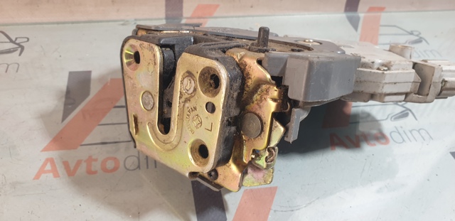 Замок задней двери, левой 825033Y500 NISSAN