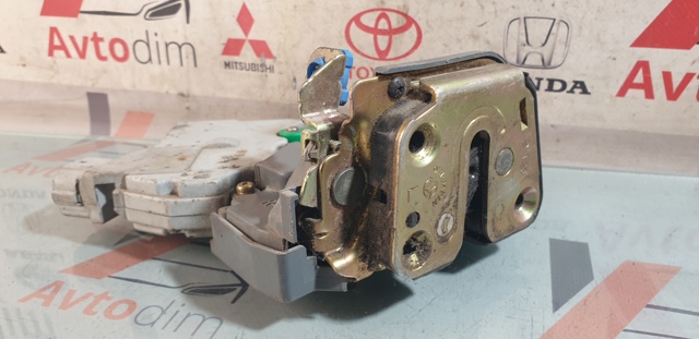 NISSAN 825033Y500 Замок двери задней левой в наличии Винница