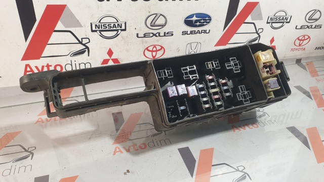 Коробка предохранителей 8272005010 TOYOTA