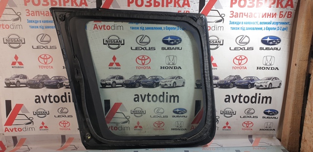 Стекло кузова/багажного отсека, правое 833008H301 NISSAN