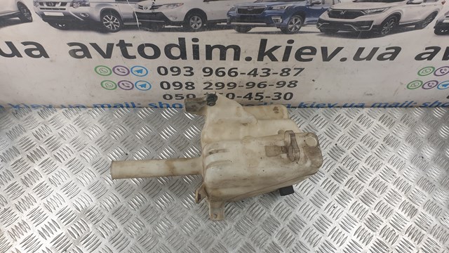 Бачок омывателя лобового стекла Toyota Avensis I