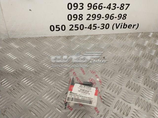 Правый кронштейн заднего бампера 866161G200 HYUNDAI