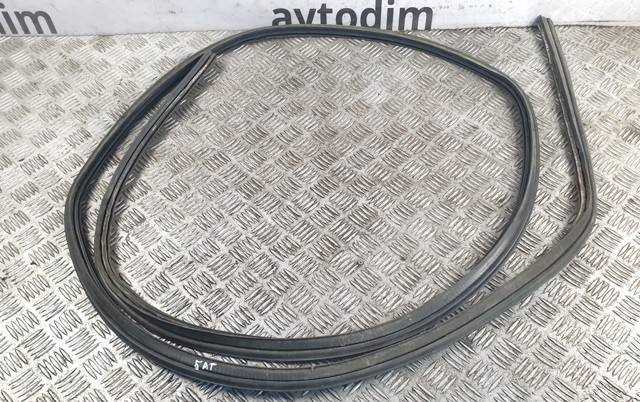 Уплотнитель двери задка кузова 90832EB300 NISSAN