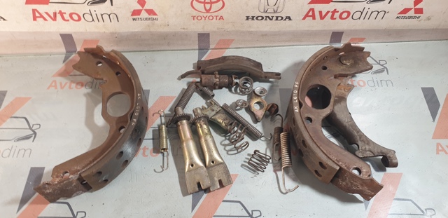 Тормоза рабочие задние ножные и тормозные барабаны MB950064 MITSUBISHI