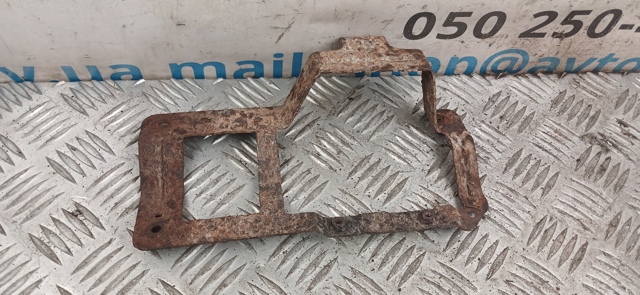 Крепление противотуманки, левой MR482497 MITSUBISHI