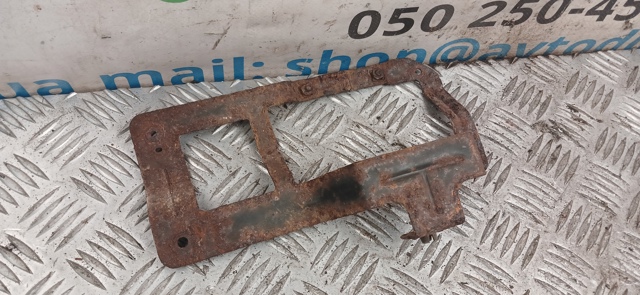 Кронштейн крепления противотуманной фары, правой MR482498 MITSUBISHI