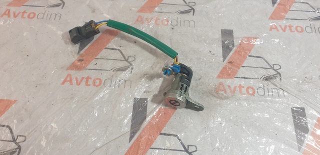 Личинка замка водительской двери MR555355 MITSUBISHI