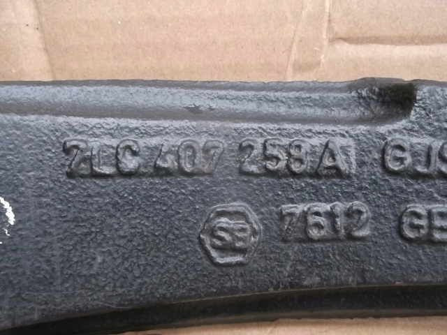 7L0407258A PORSCHE Цапфа передняя правая купить в Днепр