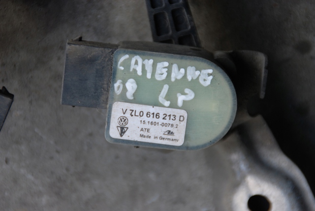 Датчик уровня положения кузова, передний правый 7L0616214C PORSCHE