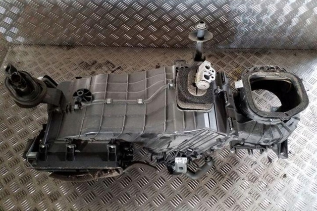 7L0820095 VAG Корпус радиатора кондиционера (салонный испаритель) купить в Павлоград