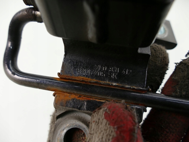 Петля передней двери, правой 7L0831412 PORSCHE