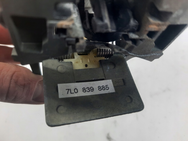 7L0839885 Держатель наружной ручки двери задней левой купить Черновцы