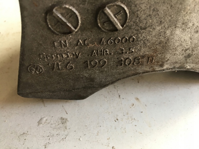 Кронштейн подушки (опоры) двигателя, правой 7L6199308D PORSCHE