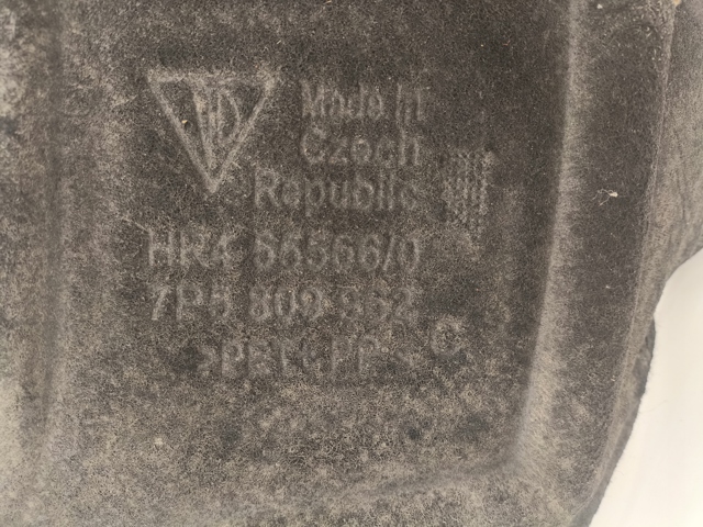 Подкрыльник переднего крыла, правый 7P5809962 PORSCHE