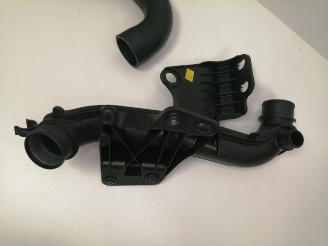 Патрубок интеркуллера 8K0145673AJ PORSCHE