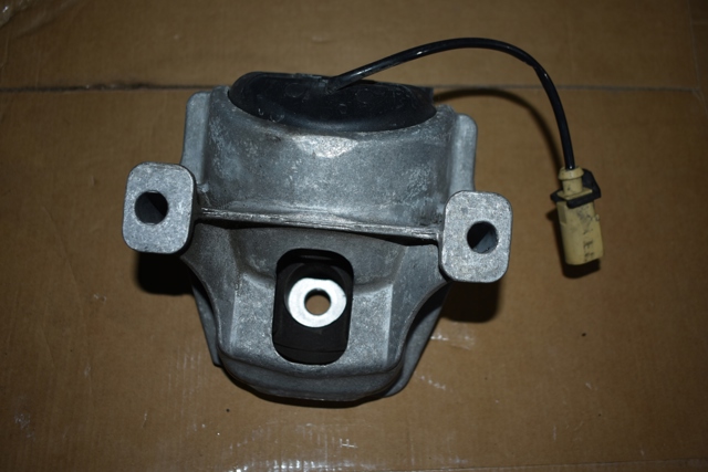 Левая подушка двигателя 8R0199381C PORSCHE