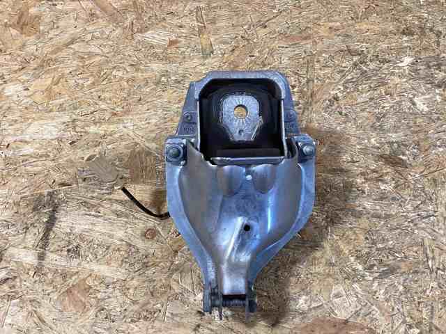 Подушка (опора) двигателя, левая 8R0199381Q PORSCHE