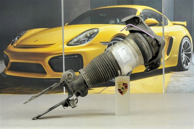 Амортизатор передней подвески левой 95534303322 PORSCHE