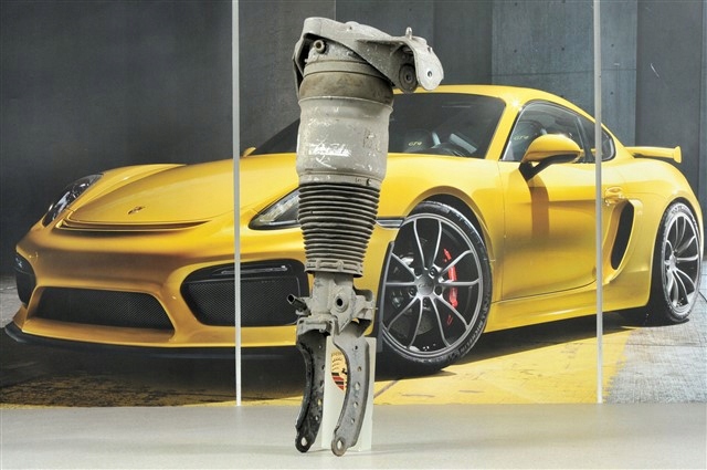 Стойка передняя правая 95535804011 PORSCHE