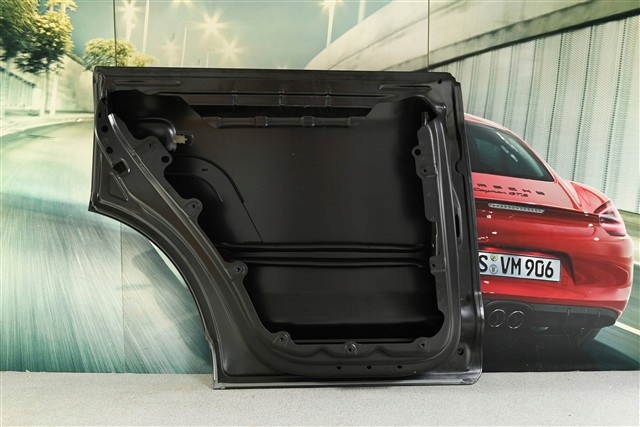 Задняя левая дверь 95553301106GRV PORSCHE