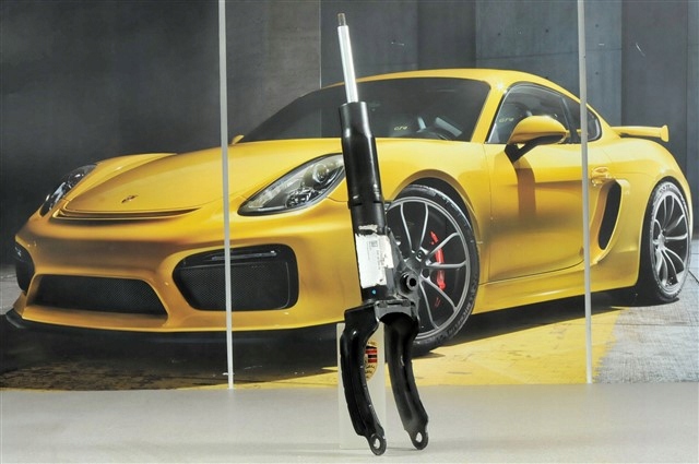 Амортизатор подвески передний правый 95834304401 PORSCHE