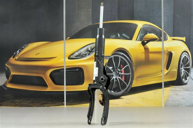 Стойка передняя правая 95834304411 PORSCHE