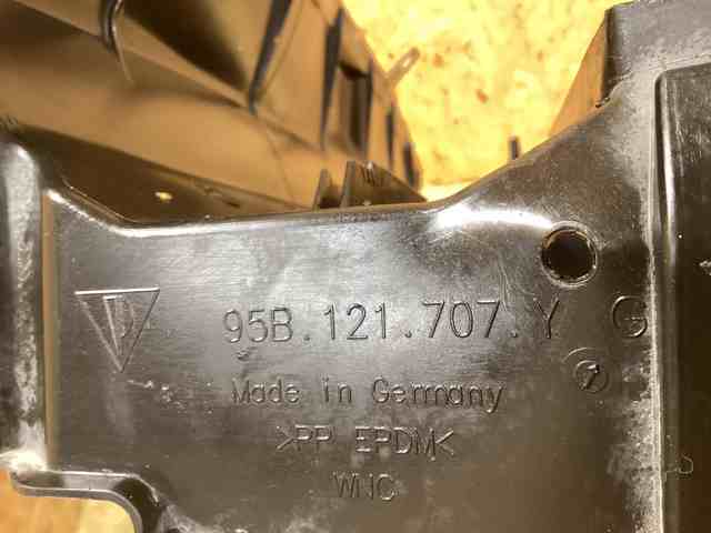 PORSCHE 95B121707G Дефлектор радиатора в наличии Житомир