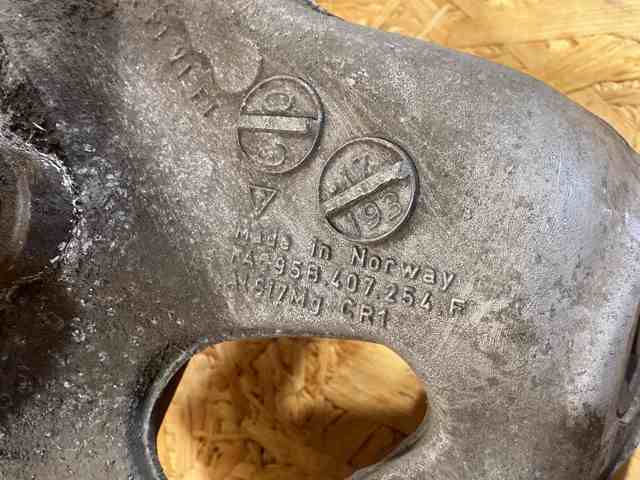 95B407254F PORSCHE Цапфа передняя правая купить в Украина