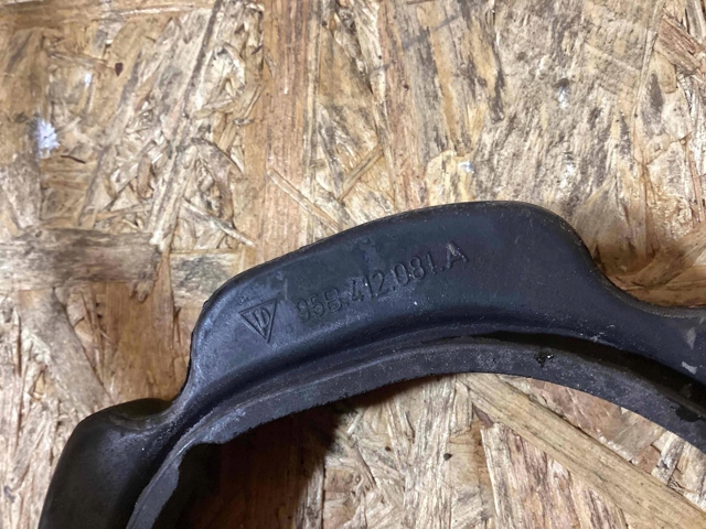 95B407254F PORSCHE Цапфа передняя правая купить в Чернигов