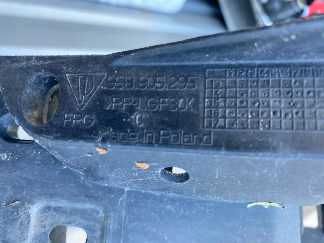 PORSCHE 95B805295 Кронштейн радиатора интеркуллера левый в наличии Полтава