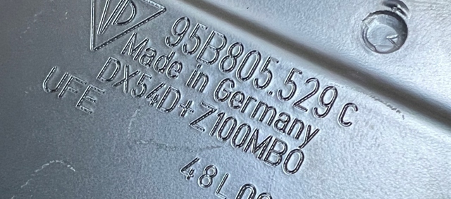 95B805457AYGRV PORSCHE Кронштейн крыла заднего купить в Тернополь