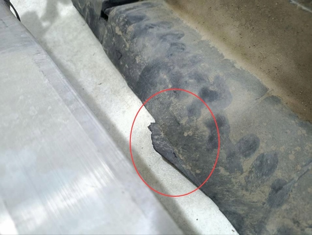 Направляющая переднего бампера, левая 95B807889C PORSCHE