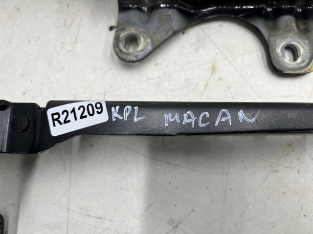 Завеса капота правая 95B823302D PORSCHE