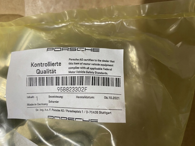 PORSCHE 95B823302F Петля капота правая в наличии Ужгород