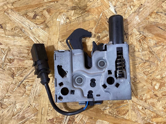 PORSCHE 95B823509B Замок капота в наличии Кривой Рог