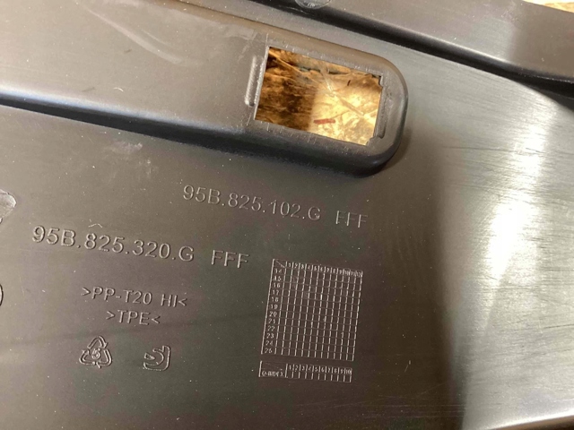 95B825102G1E0 PORSCHE Обшивка (облицовка) внутренняя двери передней правой купить в Хмельницкий