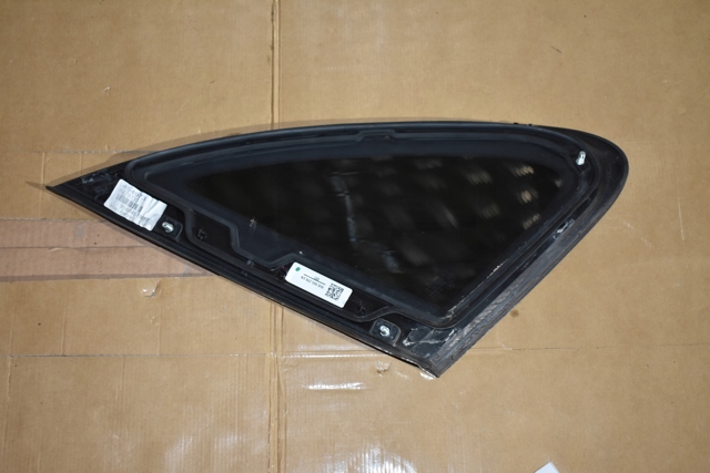 Стекло багажного отсека, правое 95B845298FE PORSCHE