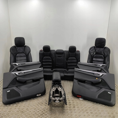 PORSCHE 95B867011 Обшивка (облицовка) внутренняя двери передней левой в наличии Житомир